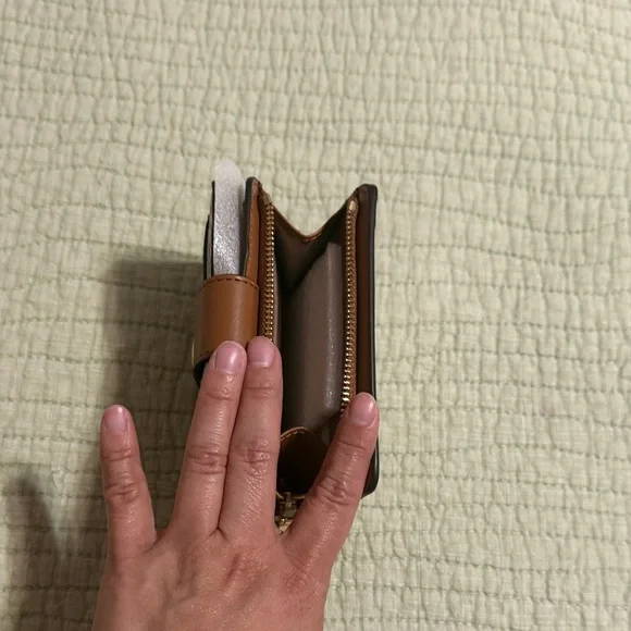 NWT Michael Kors Tan and Cream Logo Snap Card Case - Picture 6 of 10